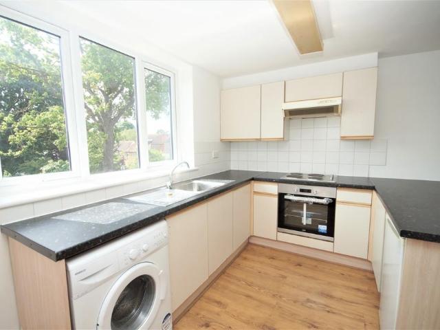 Field End Road, Pinner HA5 2 bed apartment to rent £1,500 pcm £346 pw