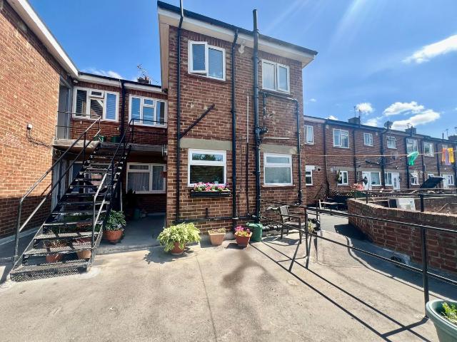 Field End Road, Pinner HA5, 2 bed flat to rent, £1,650 pcm | PrimeLocation