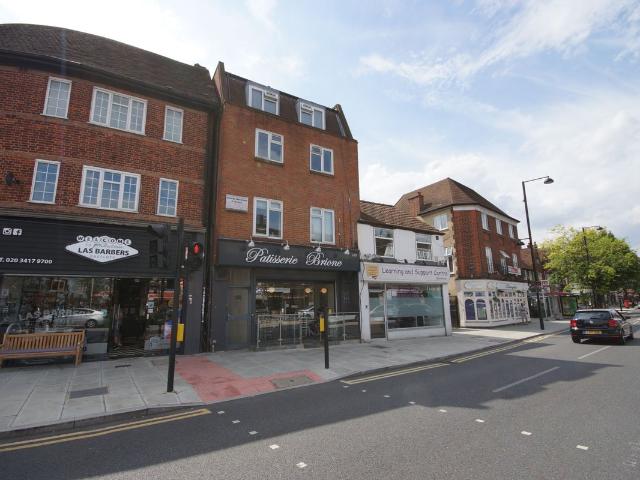 Field End Road, Pinner HA5, 2 bed flat to rent, £1,650 pcm | PrimeLocation