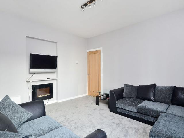 Field Road, Barons Court, London W6, 4 bed flat to rent, £3,500 pcm | PrimeLocation