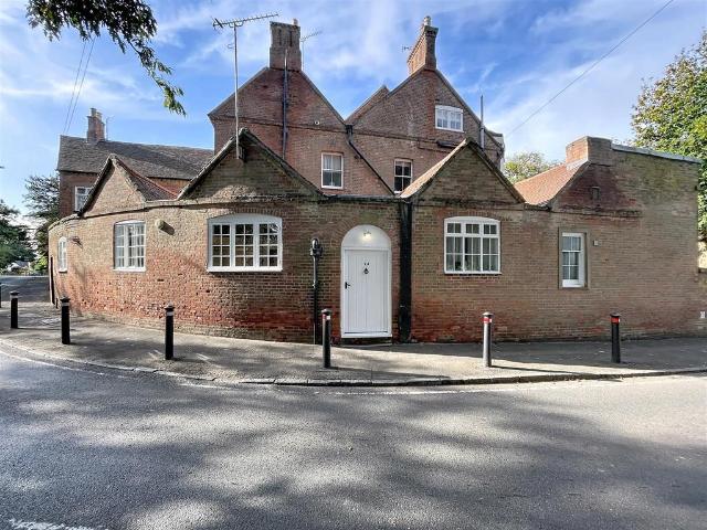 Fieldgate House, Fieldgate Lane 1 bed apartment to rent £1,100 pcm £254 pw