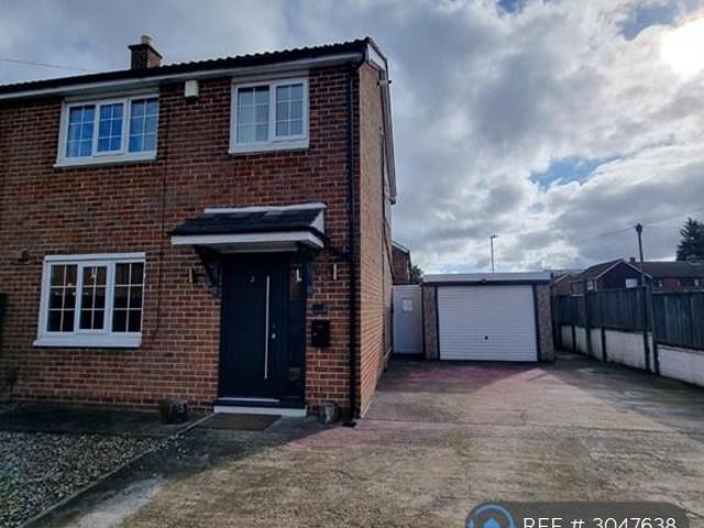 Fieldhead Crescent, Batley, WF17 3 bed semi detached house to rent £1,300 pcm £300 pw