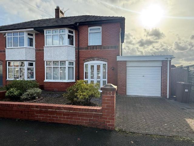 Fieldhead Avenue, Elton, Bury, BL8 2LX 3 bed semi detached house to rent £1,400 pcm £323 pw
