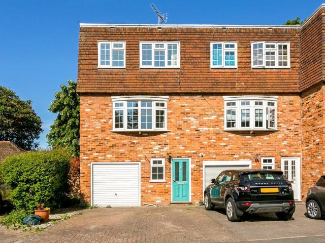Fieldhead Gardens Bourne End SL8 4 bed townhouse to rent £2,795 pcm £645 pw