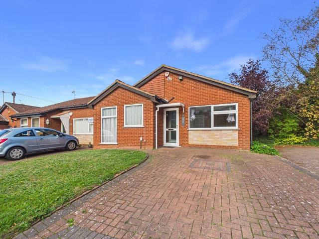 Fifield Close, Attleborough, Nuneaton CV11, 3 bed detached bungalow to rent, £1,100 pcm | PrimeLocation