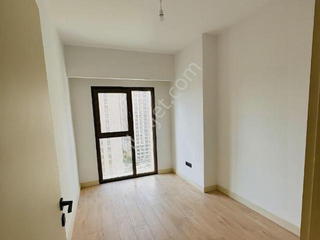 Fikirtepe 14 Parselde Deniz Manzaralı 3+1 Kiralık Daire