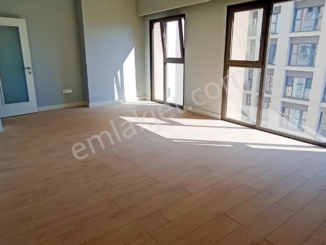 Fikirtepe 16. Etap'ta Sıfır Balkonlu 3+1 Ferah Kiralık Daire
