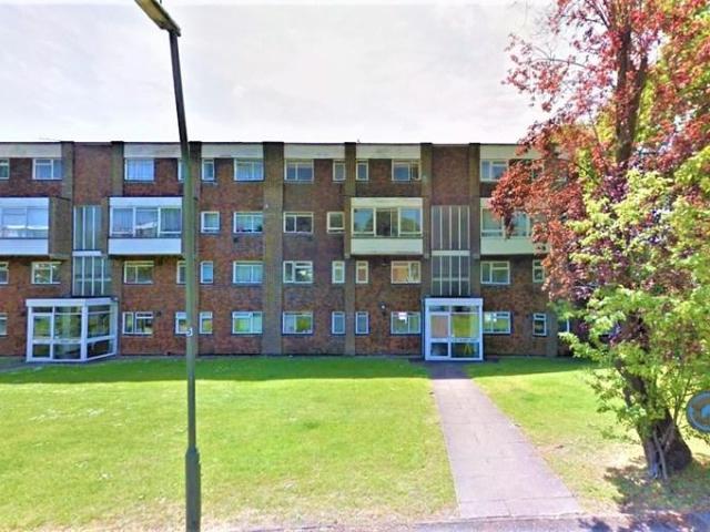Fircroft Court, Woking, GU22 2 bed flat to rent £1,500 pcm £346 pw