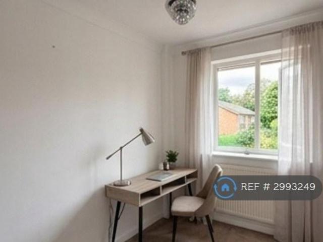 Fircroft Close, Woking, GU22 3 bed terraced house to rent £2,300 pcm £531 pw