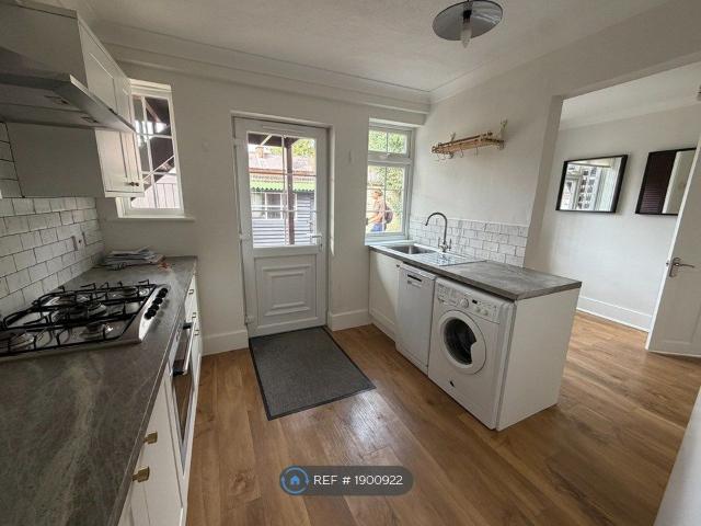 Fire Station Mews, Beckenham BR3, 2 bed maisonette to rent, £1,900 pcm | PrimeLocation