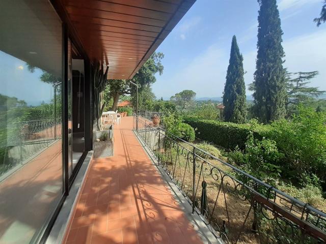 FIRENZE BOLOGNESE/CAREGGI Villa unifamiliare di 170 mq con terrazzi e giardino esclusivo