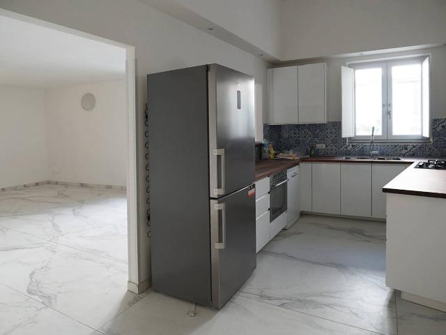 FIRENZE VIA SENESE TERRATETTO 150 mq, 6 vani, COMPLETAMENTE RISTRUTTURATO con resede