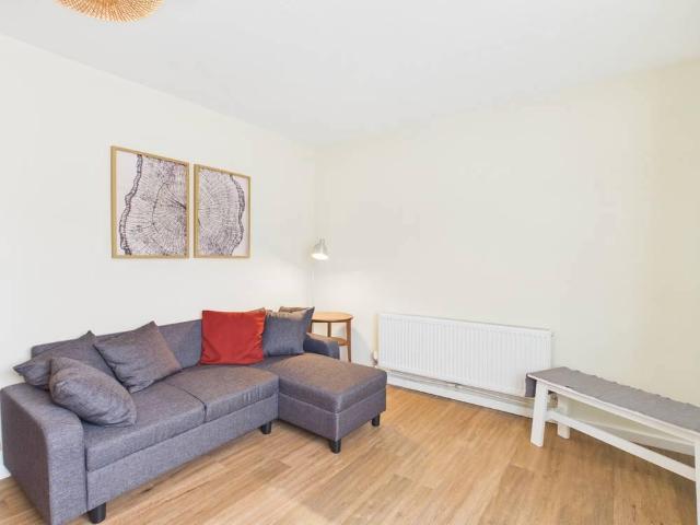 Firrhill Drive, Edinburgh, Edinburgh. 2 bed apartment to rent £1,250 pcm £288 pw