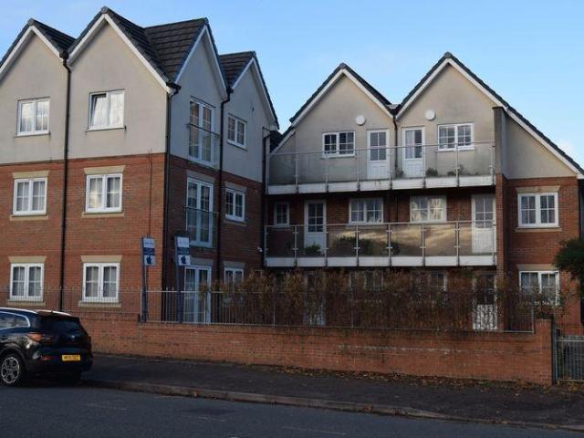 Firs Lane, Leigh, WN7 4SB 2 bed apartment to rent £750 pcm £173 pw