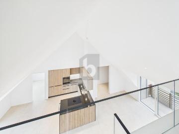 FIRST TIME RENTAL – WITH GALLERY, 3 BALCONIES & JURY VIEW