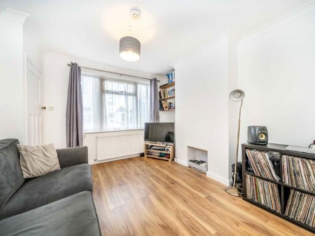 First Avenue, KT8, London