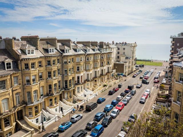First Avenue, Hove BN3, 2 bed flat to rent, £1,900 pcm | PrimeLocation