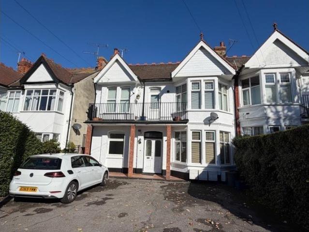 First Avenue, Westcliff on Sea. 1 bed flat to rent £1,095 pcm £253 pw