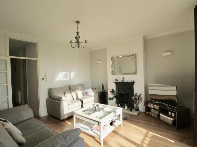 First Avenue, Westcliff On Sea 2 bed flat to rent £1,500 pcm £346 pw