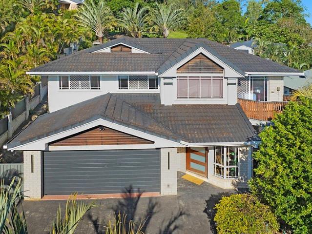 First Class Family Living on 962m2 with Views and a Pool