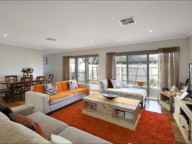 FIRST CLASS FAMILY LIVING IN A PERFECT LOCATION!