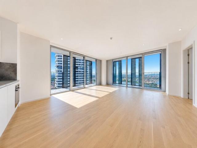 First Class Living im DC Tower – Exklusive Designwohnung