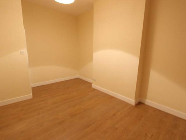 First Floor 1 bed flat moments from WEST KENSINGTON. Available NOW. Suit Students or professionals