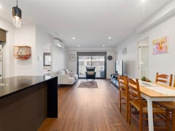 First floor 2 bedroom, 2 bathroom corner apartment Walk to Dianella Plaza