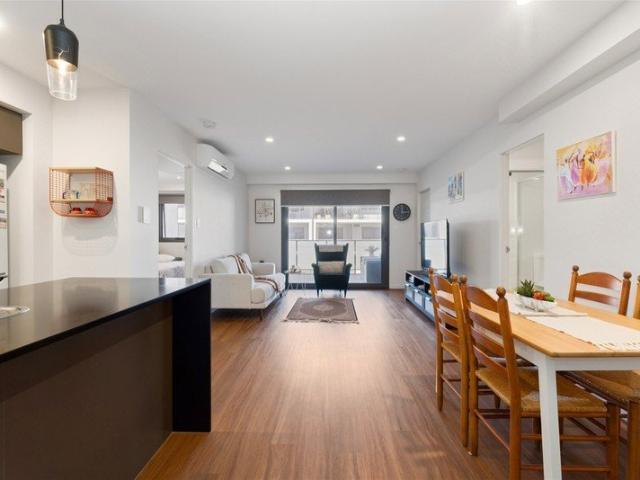 First floor 2 bedroom, 2 bathroom corner apartment Walk to Dianella Plaza