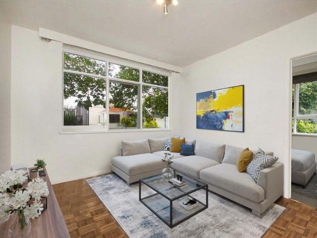 First floor, top location, leafy vistas