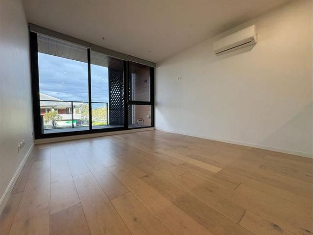 First Floor Apartment Opposite Cairnlea Shopping Centre