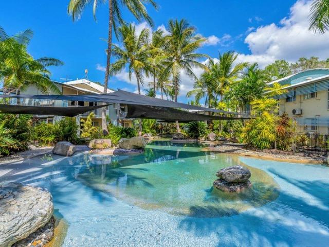 FIRST FLOOR BEACHSIDE APARTMENT ONLY MINUTES WALK TO CAIRNS FAVOURITE BEACH FULLY FURNISHED