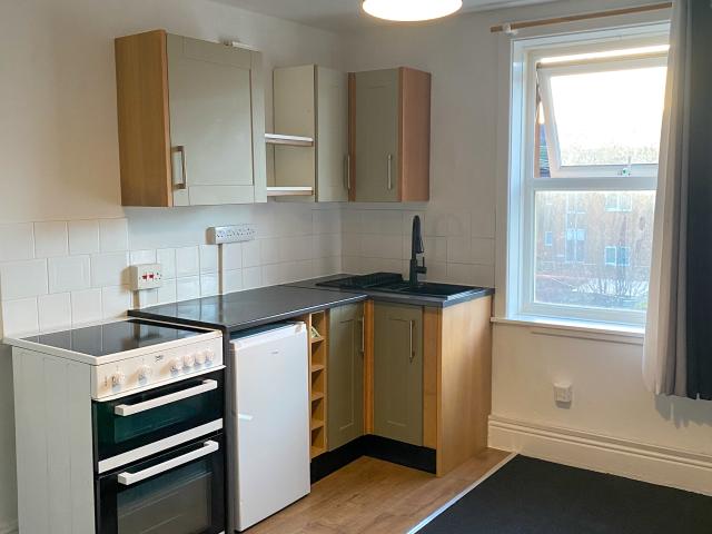 First Floor Bedsit – Quiet, Well Located Building