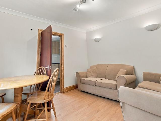 First Floor Flat, Tooting Bec Road, London SW17, 3 bed flat to rent, £2,950 pcm | PrimeLocation