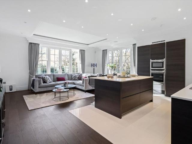 First floor luxury apartment, 1192 sq ft, set in a secure and gated private development, close to Esher High Street