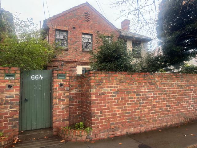 First floor of duplex with private courtyard and garage