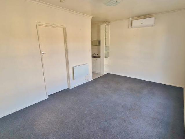 First Floor One Bedroom Apartment in Prime Glen Huntly Location