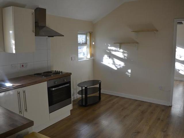 first floor Studio flat, Queens Park. Studio to rent £850 pcm £196 pw