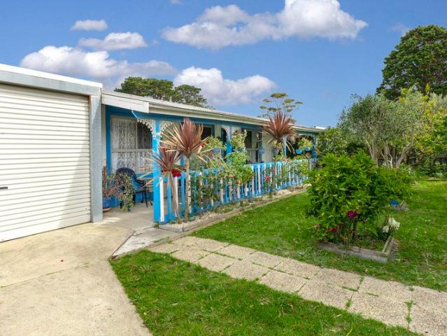 Coastal Charm and Huge Development Potential 500m to the Beach!