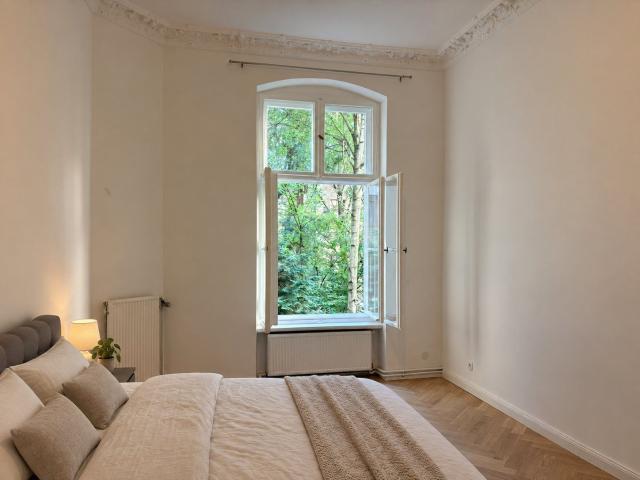 First occupancy after full renovation – furnished 3 room Altbau apartment near Ku'damm