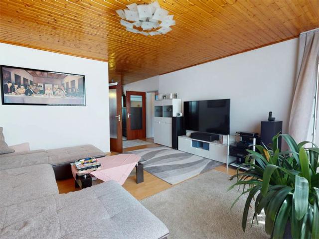 Fischeln! Erdgeschosswohnung mit Loggia und Stellplatz in gepflegtem Mehrfamilienhaus