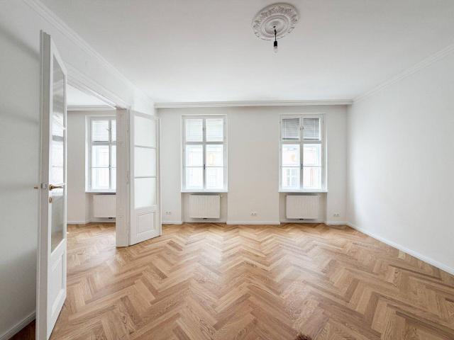 Fischgrätparkett, Stuck & Flügeltüren – sanierte stilvolle Altbauwohnung in der Josefstadt