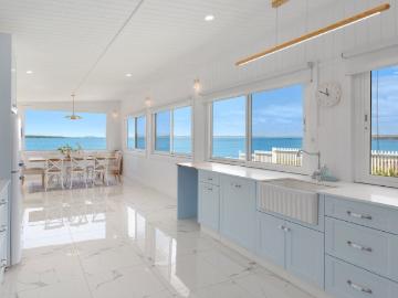BEST VIEWS YOU'LL SEE absolute waterfront