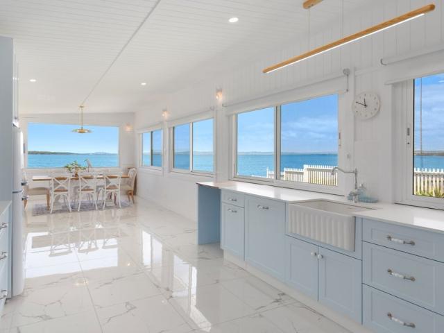 BEST VIEWS YOU'LL SEE absolute waterfront