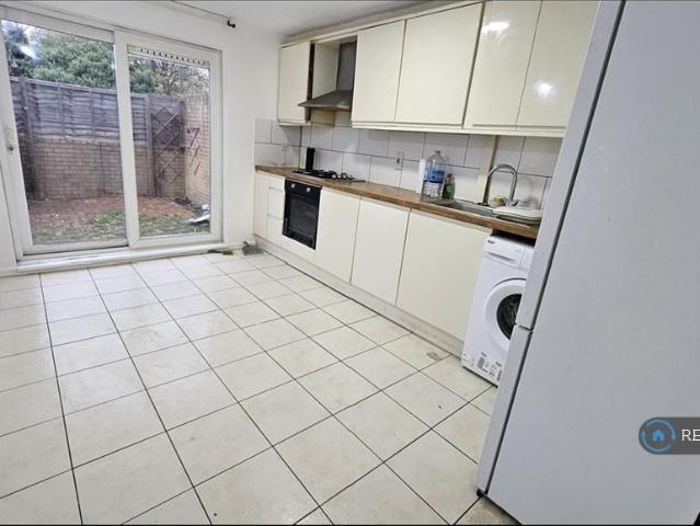 Fishermead, Milton Keynes, MK6 3 bed flat to rent £1,450 pcm £335 pw