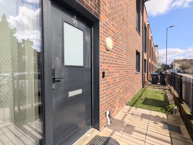 Fishers Way, WEMBLEY, HA0 3 bed terraced house to rent £3,300 pcm £762 pw