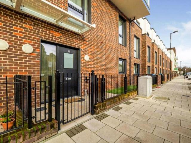 Fishers Way, Sudbury, Wembley, HA0 3 bed flat to rent £3,300 pcm £762 pw