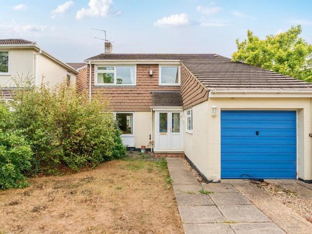 Fishersdene, Claygate KT10 3 bed detached house to rent £2,750 pcm £635 pw