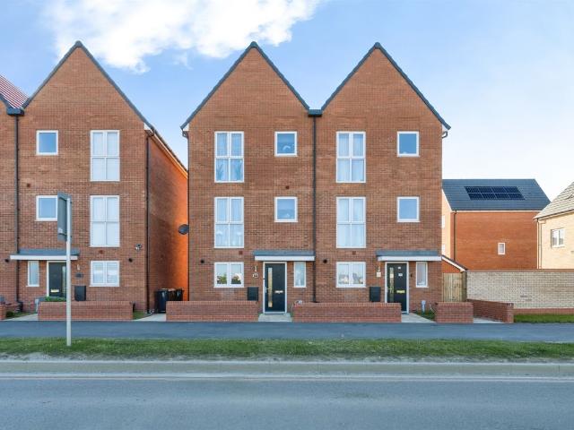 Fisherswood Road, Bedford MK45, 4 bed town house to rent, £1,800 pcm | PrimeLocation
