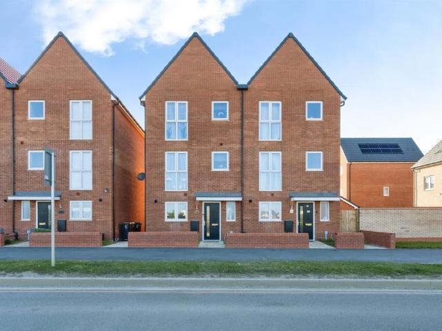 Fisherswood Road, Bedford, MK45 4 bed townhouse to rent £1,800 pcm £415 pw